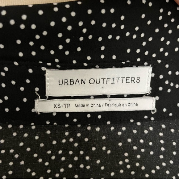 Urban Outfitters Top Cropped Tie Front Cuffed Sleeve Polka Dot Black White Y2K - Picture 8 of 10